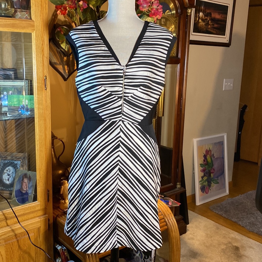 Betsy Johnson Designer Dress! Black & White So Flattering! Photos for measure🖤